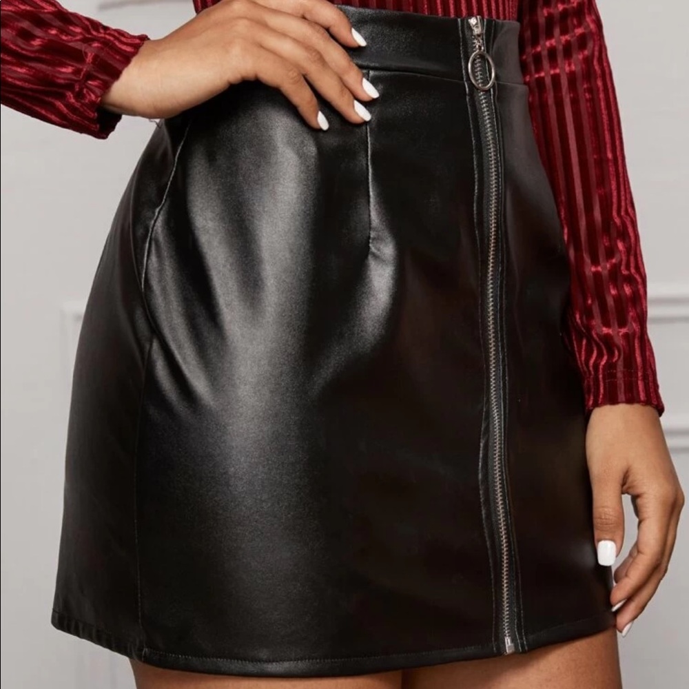 Solid, Zip-up, Faux Leather Skirt in Black
